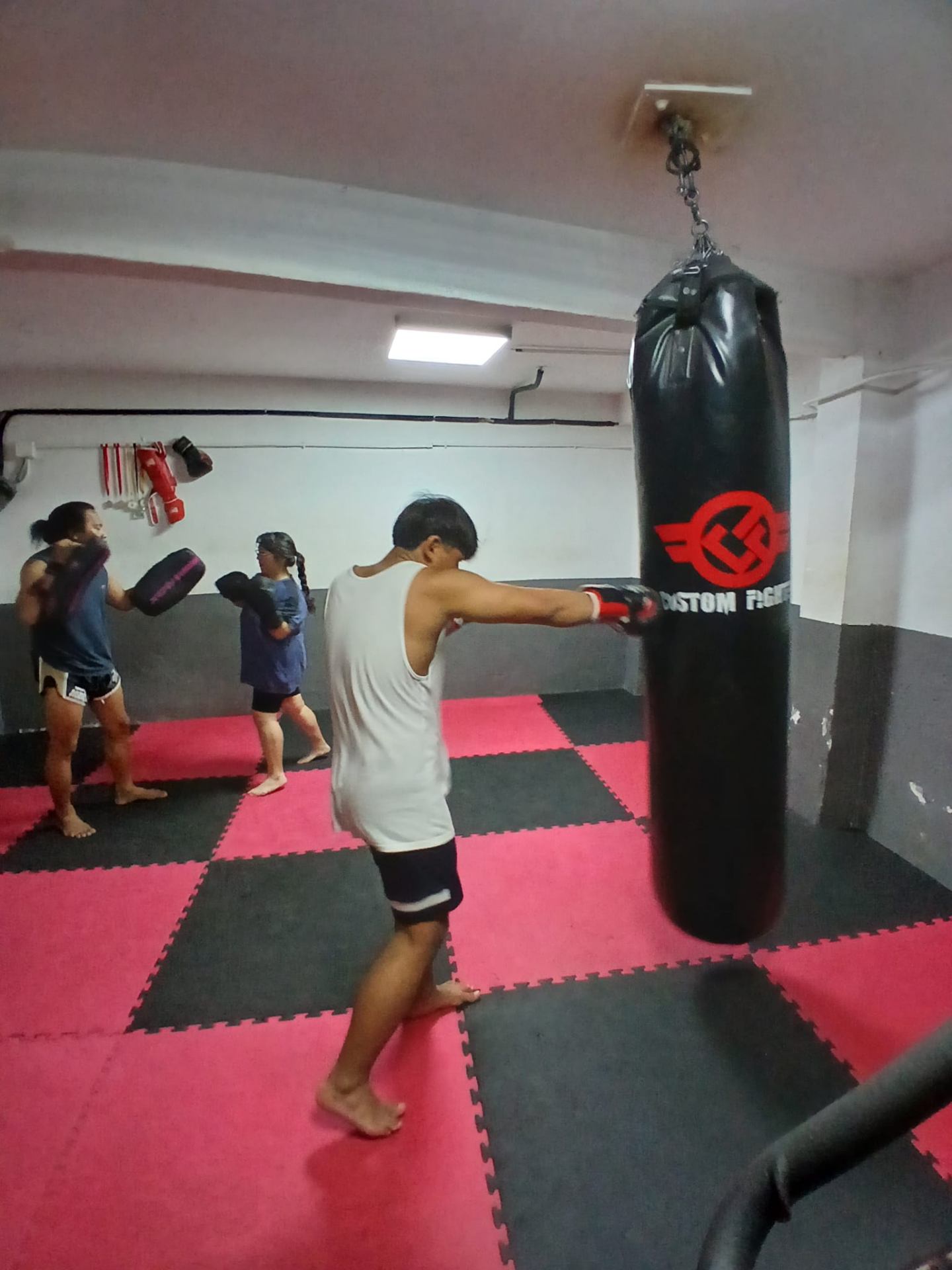 Entrenamiento en el saco de boxeo en LUCERO Muay Thai Madrid