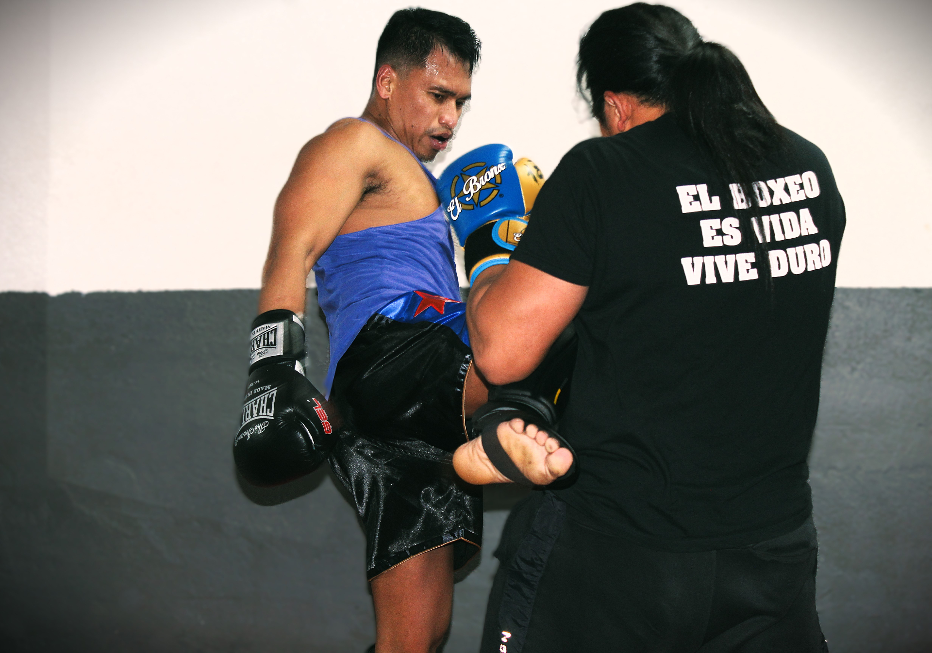 Entrenamiento de rodillazo con Kru Evert Cubelo en LUCERO Muay Thai Madrid