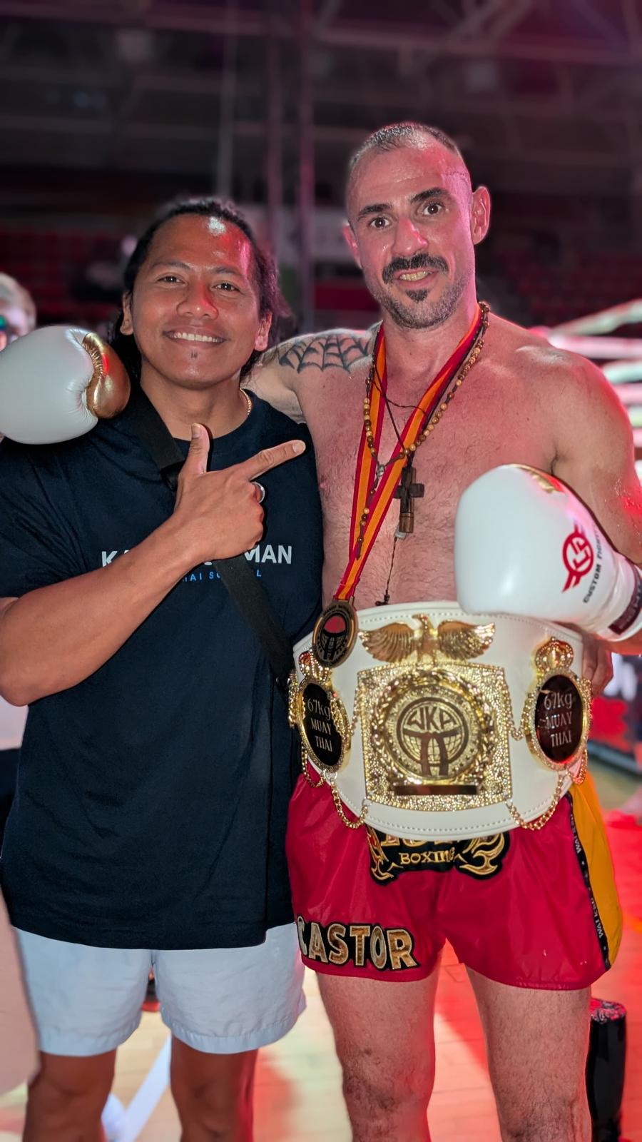 Kru Evert Cubelo con el campeón Castor tras su victoria de Muay Thai