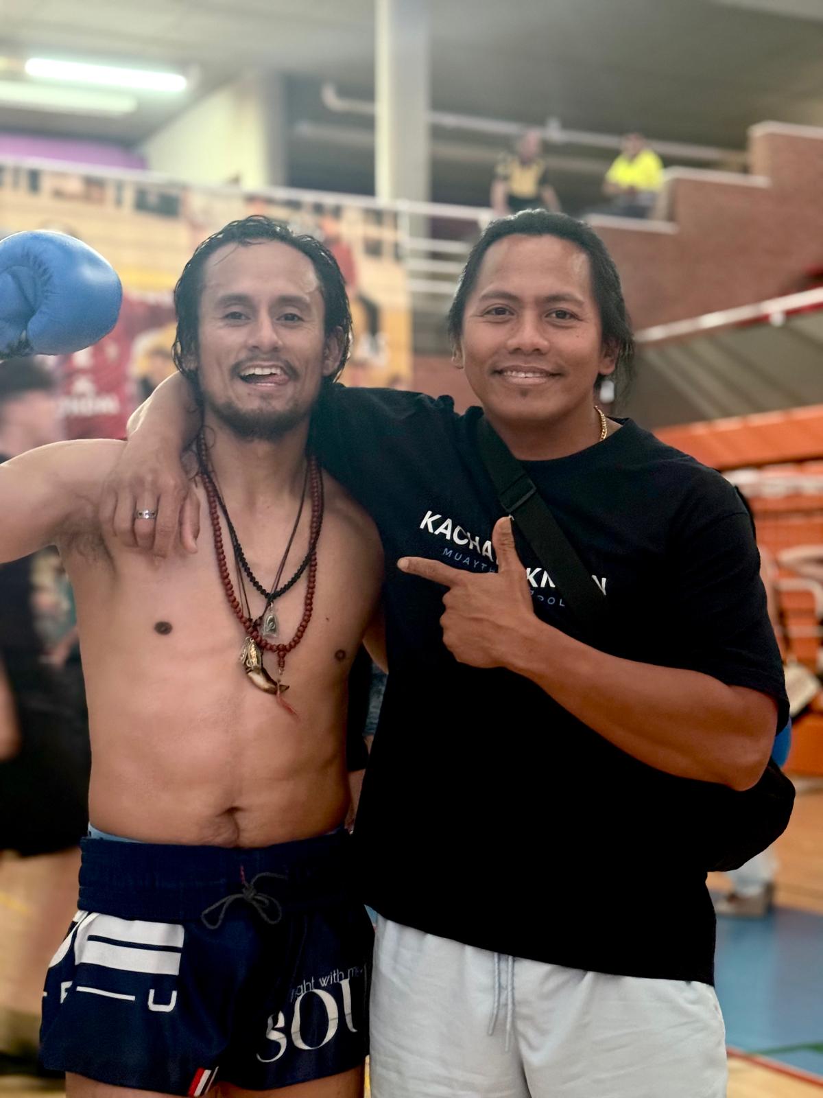 Kru Evert Cubelo junto a fighter internacional de Muay Thai