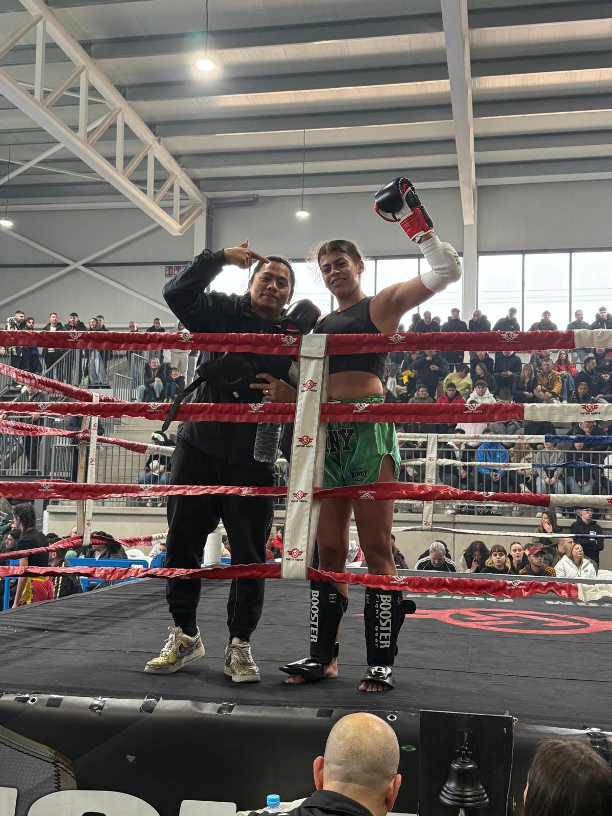 Fighter de LUCERO celebrando su victoria en el ring con Kru Evert Cubelo