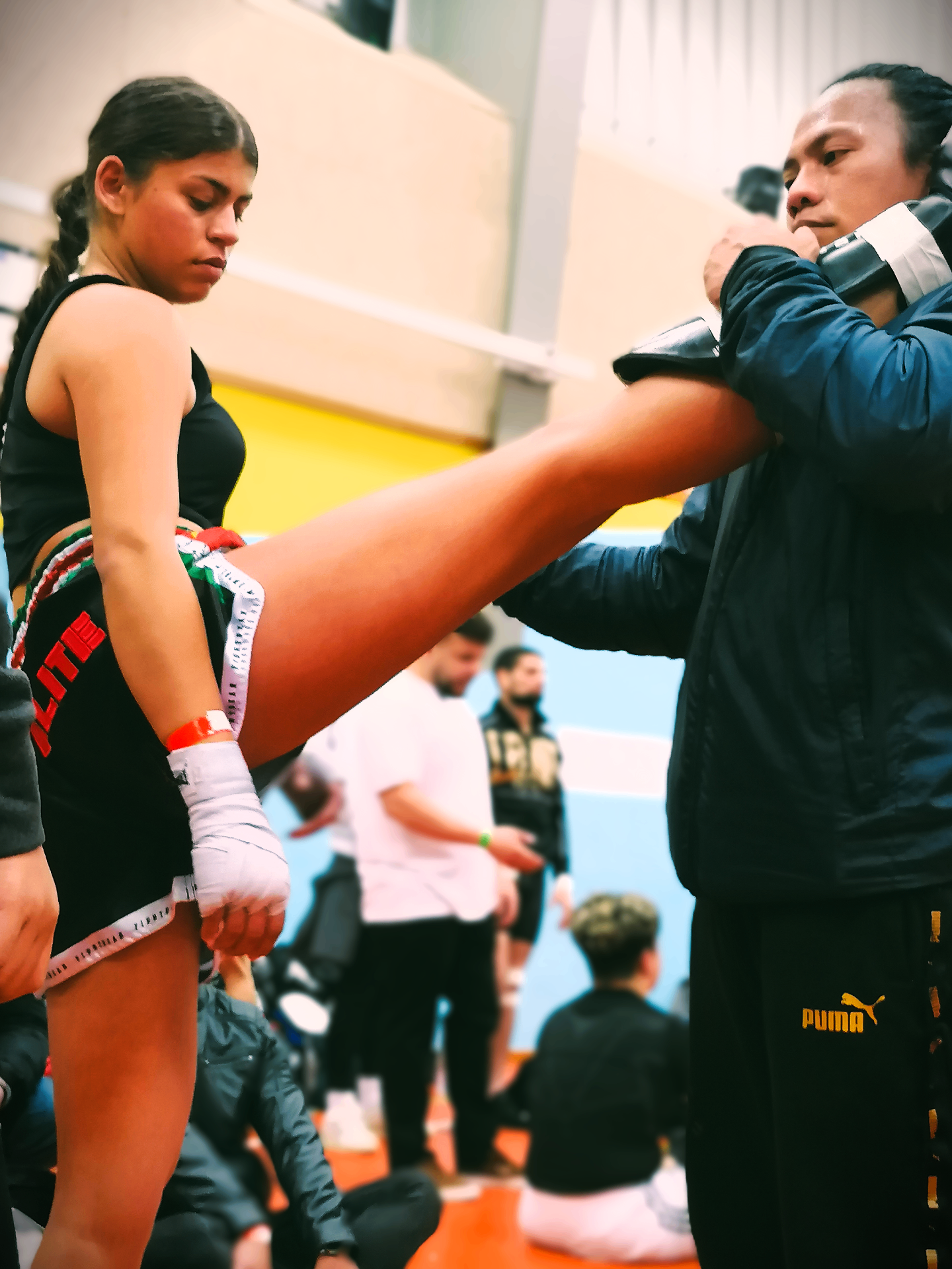 Fighter juvenil de LUCERO calentando patadas antes del combate