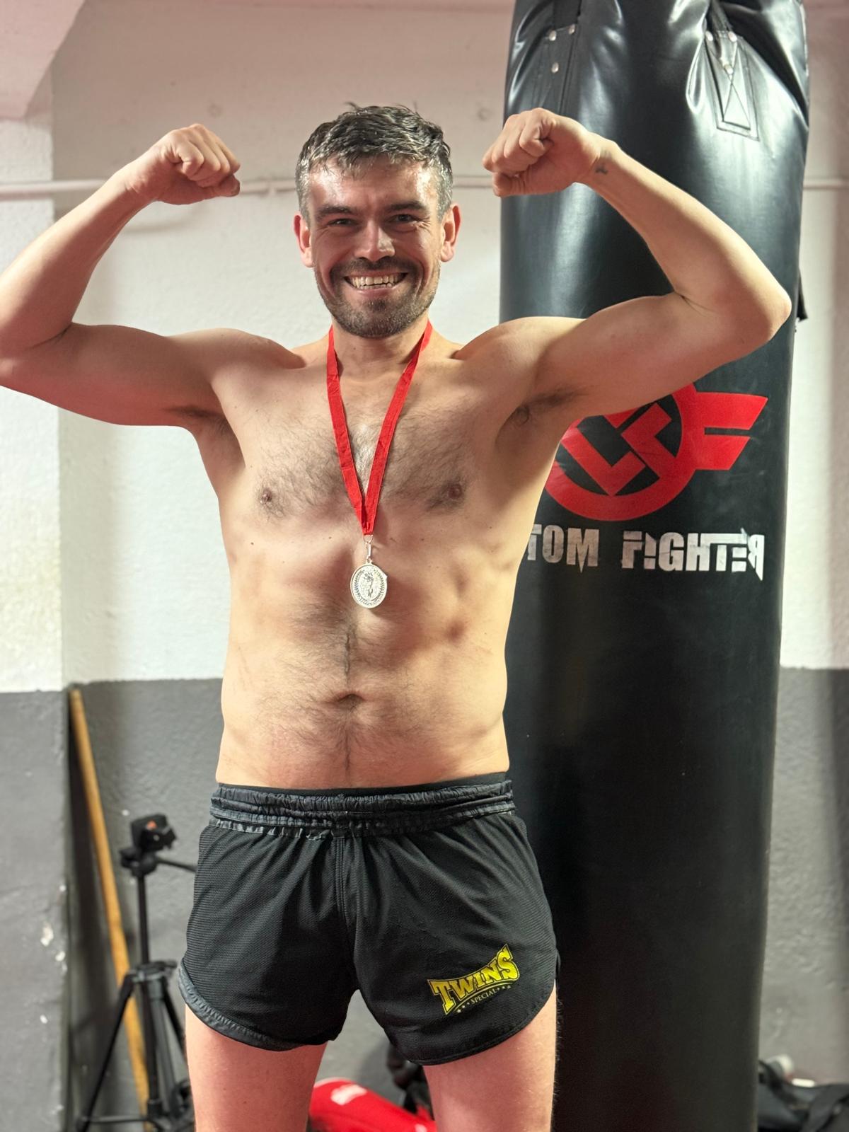 Alumno de LUCERO Muay Thai Madrid con su medalla tras competir