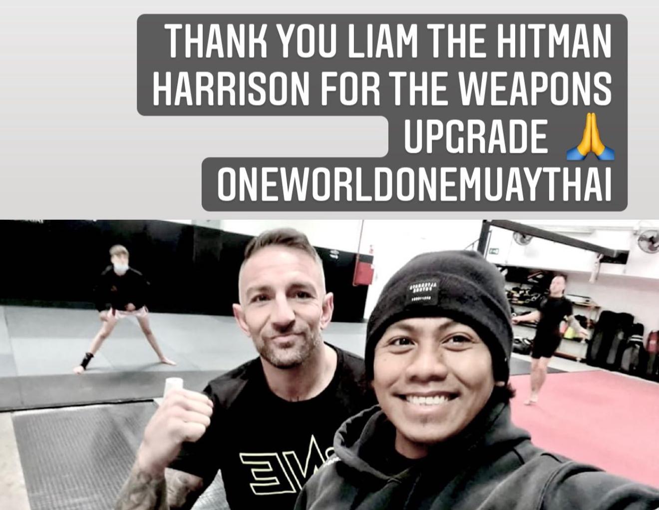 Kru Evert con Liam 'The Hitman' Harrison — One World, One Muay Thai