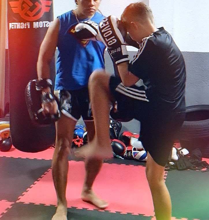 Entrenamiento de rodillazo con paos en LUCERO Muay Thai Madrid