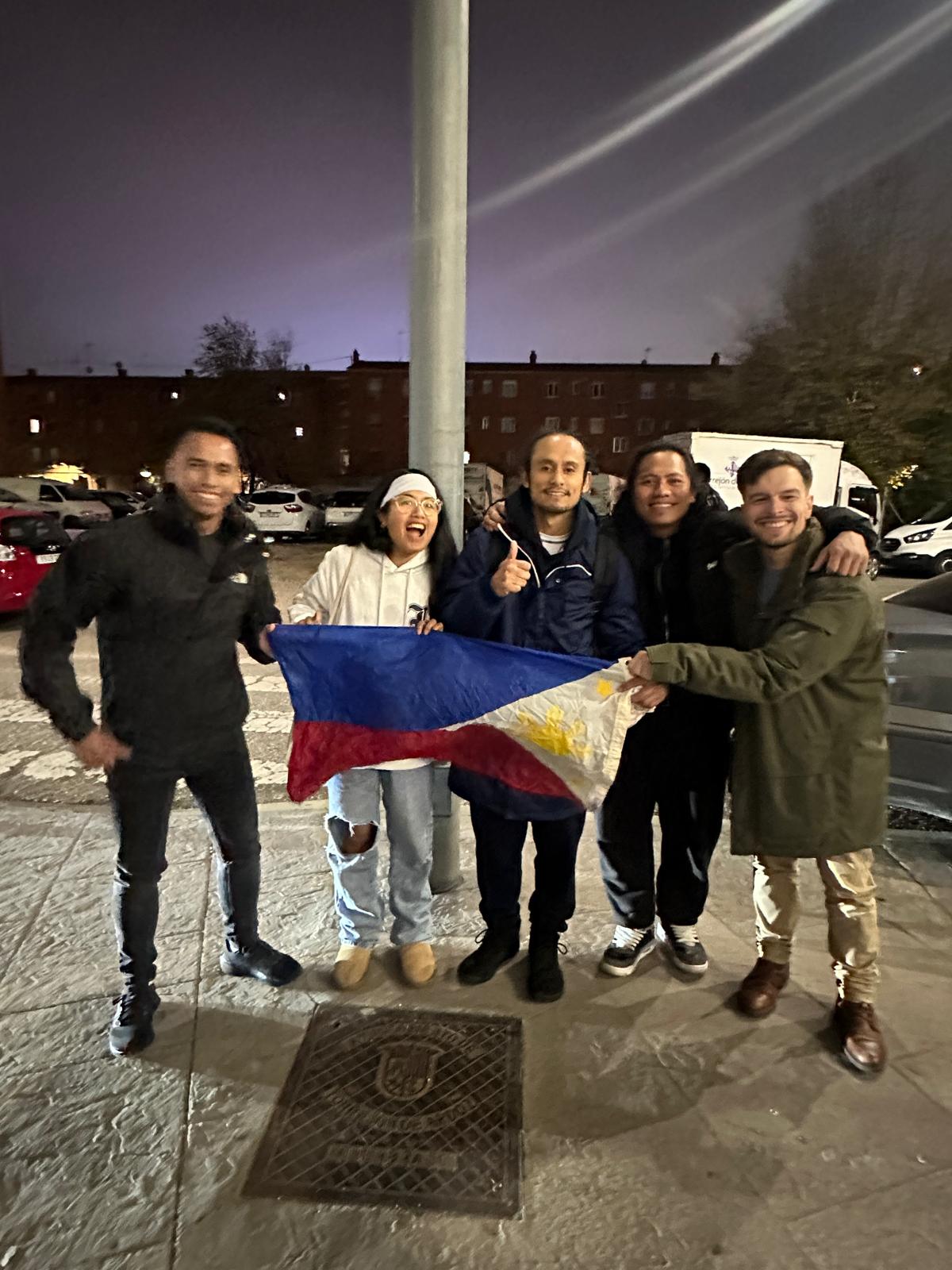 Comunidad LUCERO Muay Thai Madrid con bandera de Filipinas