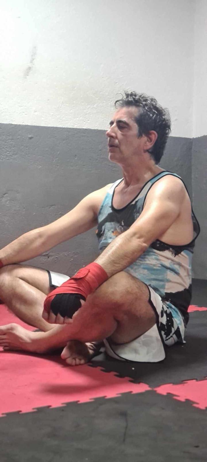 Alumno veterano descansando tras el entrenamiento de Muay Thai